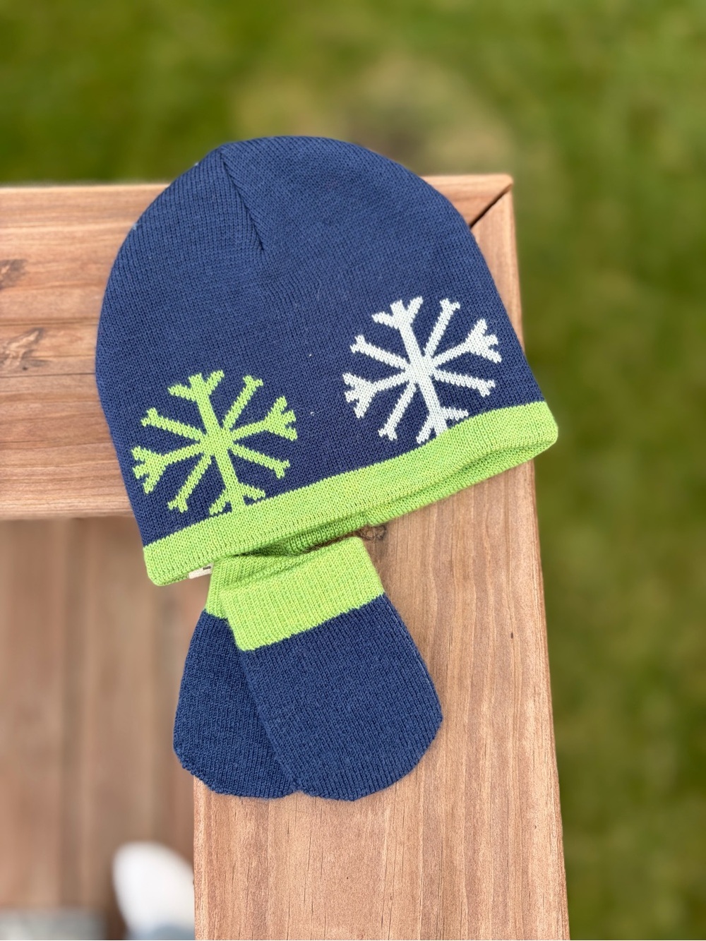 Infants Smartwool Navy & Lime Snowflake Knit Beanie with Matching Mittens